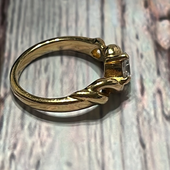 Vintage ‘70 Solitaire Cubic Zirconia CZ RING Goldtone Twisted Setting Size 6 1/4 - Picture 3 of 4